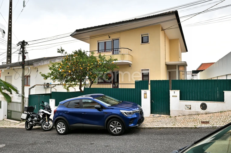 Moradia T3 para Venda em Porto Salvo Foto 1