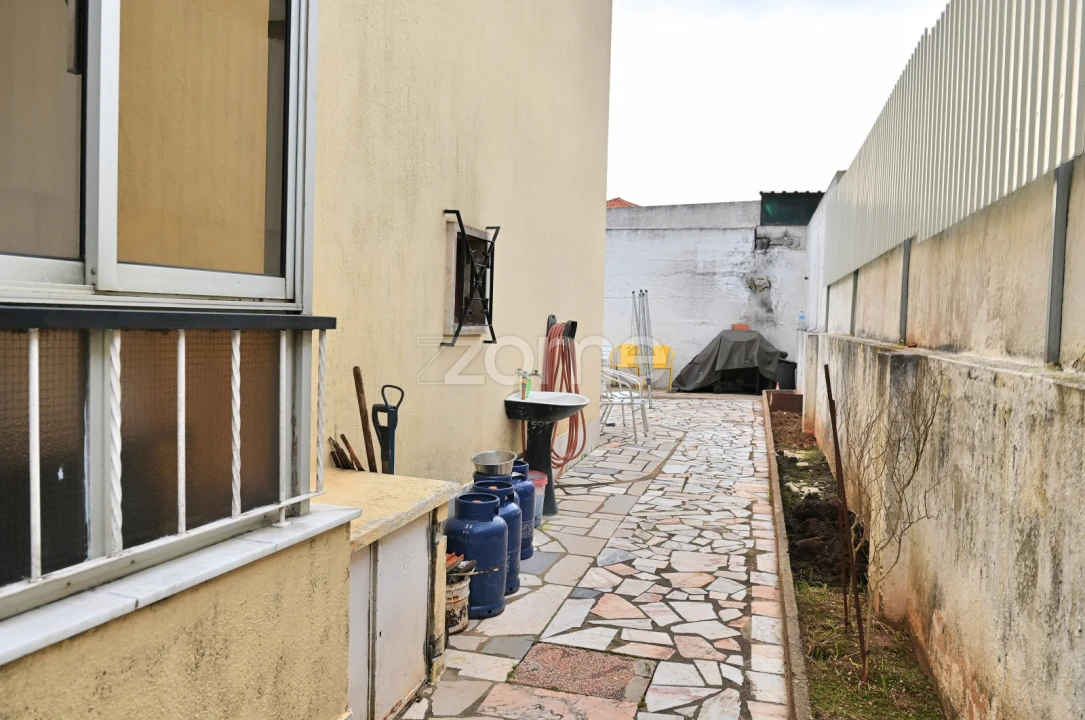 Moradia T3 para Venda em Porto Salvo Foto 34