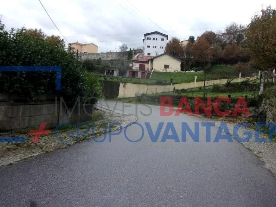 Moradia T4 para Venda em Castro Daire Foto 1