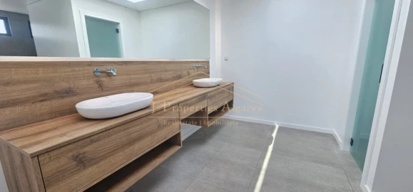 Moradia T4 para Venda em Quarteira