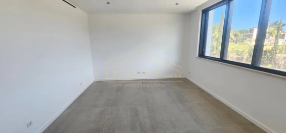 Moradia T4 para Venda em Quarteira