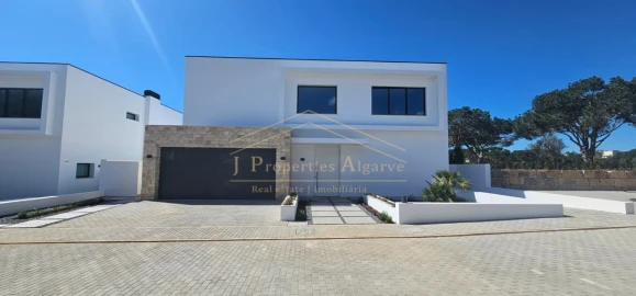 Moradia T4 para Venda em Quarteira