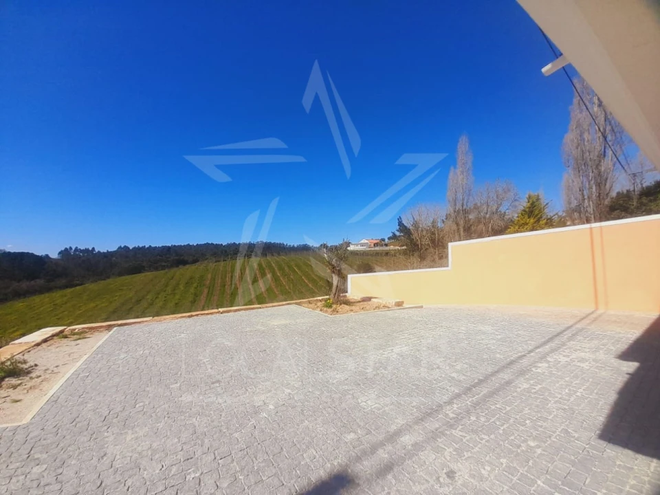 Moradia T3 para Venda em Salir de Matos Foto 44