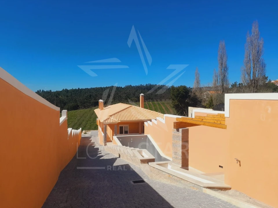 Moradia T3 para Venda em Salir de Matos Foto 4