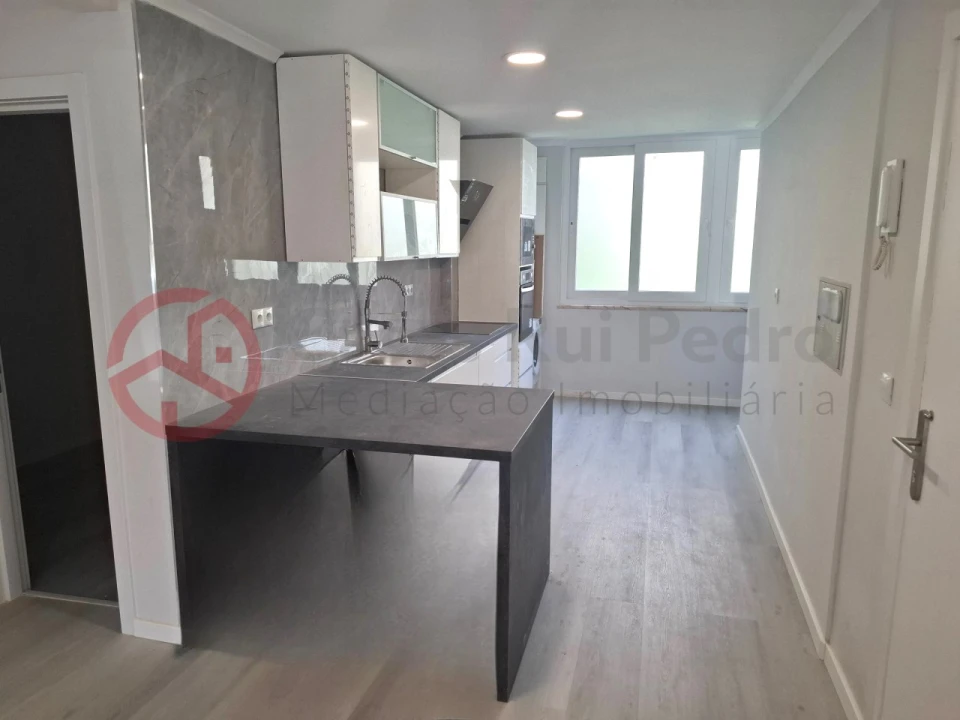 Apartamento T2 para Venda em Benfica Foto 2