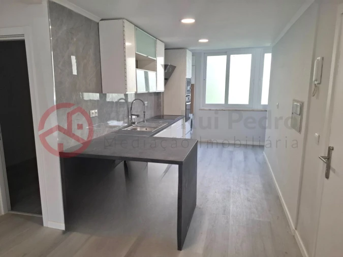 Apartamento T2 para Venda em Benfica Foto 2