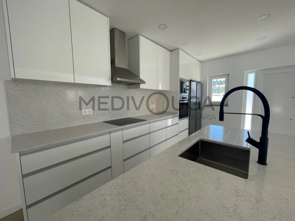 Moradia T4 para Venda em Aguada de Cima Foto 1