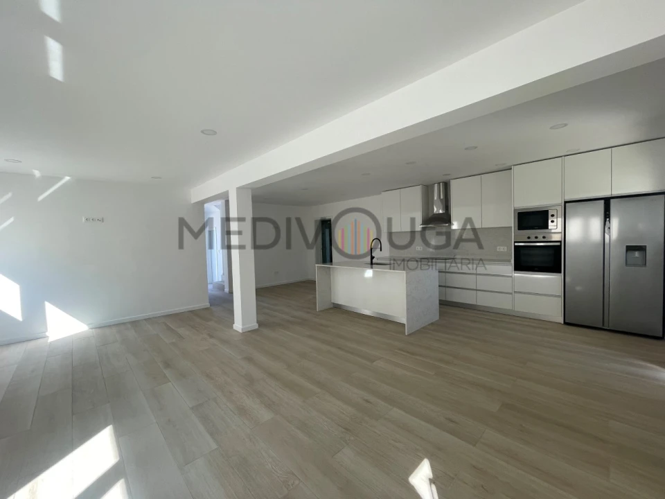 Moradia T4 para Venda em Aguada de Cima Foto 11