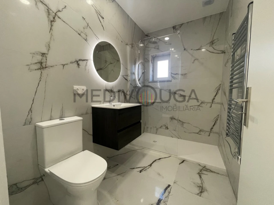 Moradia T4 para Venda em Aguada de Cima Foto 9