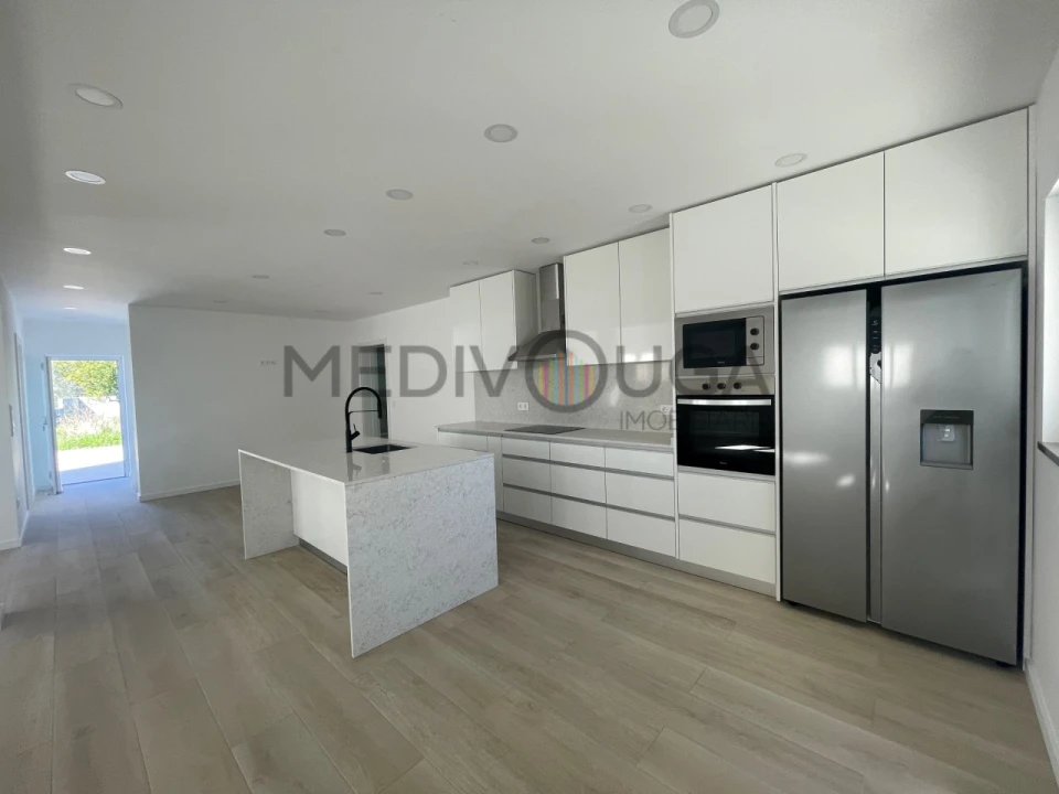 Moradia T4 para Venda em Aguada de Cima Foto 3