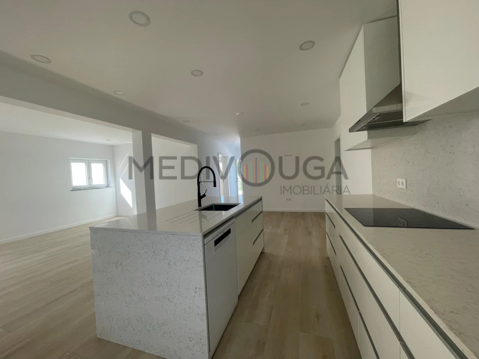 Moradia T4 para Venda em Aguada de Cima Foto 12