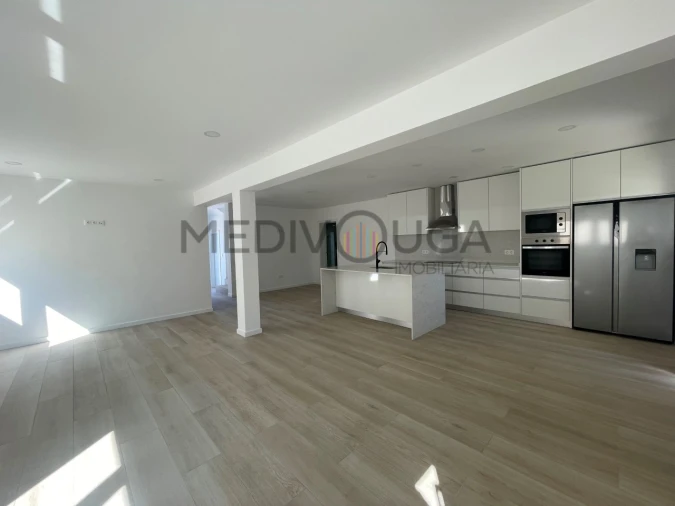 Moradia T4 para Venda em Aguada de Cima Foto 11