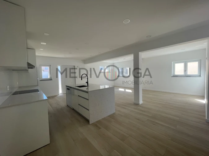 Moradia T4 para Venda em Aguada de Cima Foto 7