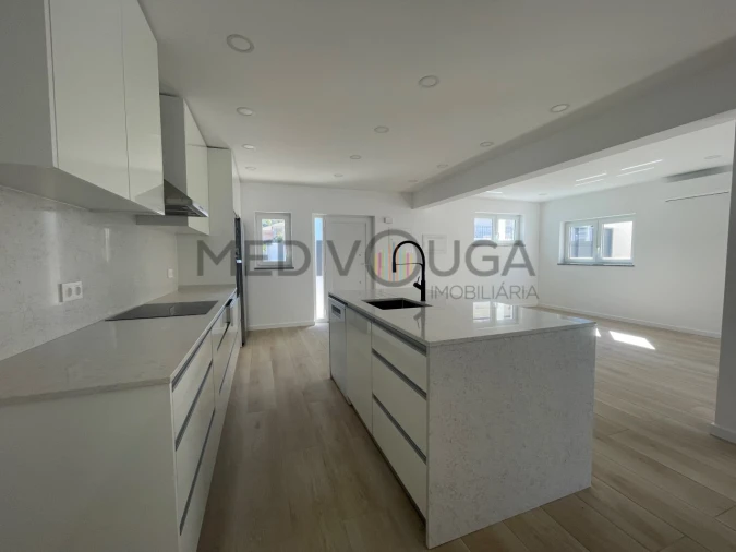 Moradia T4 para Venda em Aguada de Cima Foto 8