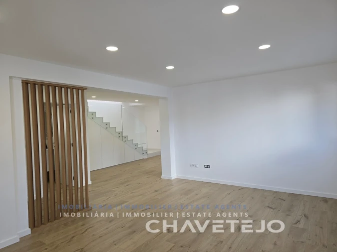 Moradia T4 para Venda em São João Baptista e Santa Maria dos Olivais Foto 3