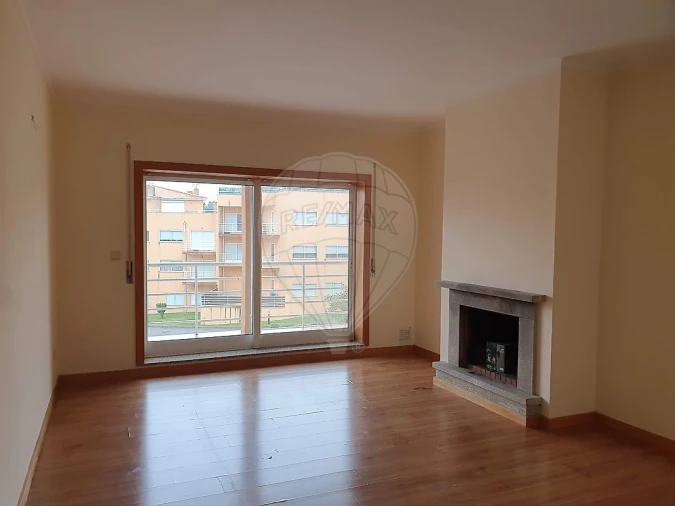 Apartamento T2 para Venda em Canelas Foto 3