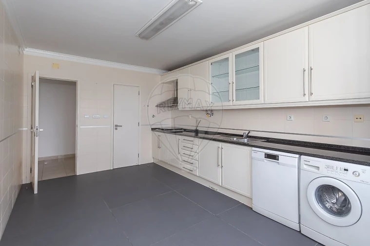 Apartamento T3 para Arrendamento em Alfragide Foto 14