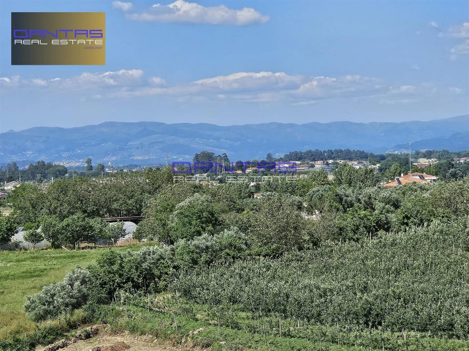 Moradia T4 para Venda em Mire de Tibães Foto 12