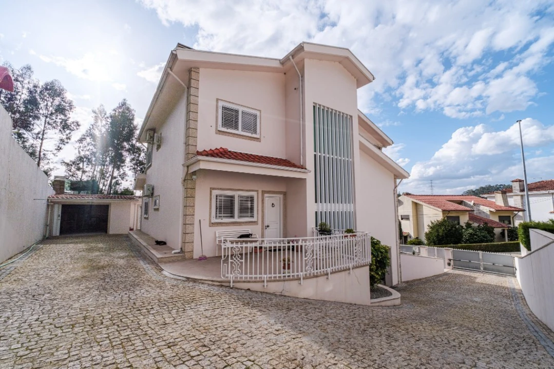 Moradia T4 para Venda em Rebordosa Foto 2