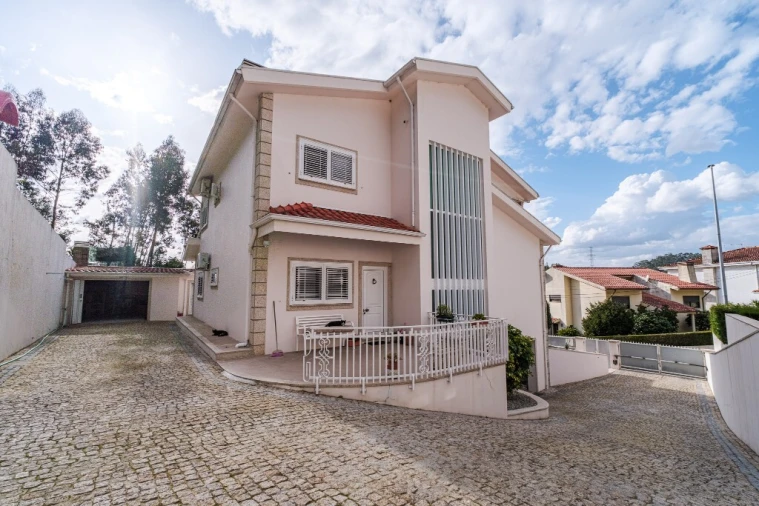 Moradia T4 para Venda em Rebordosa Foto 2