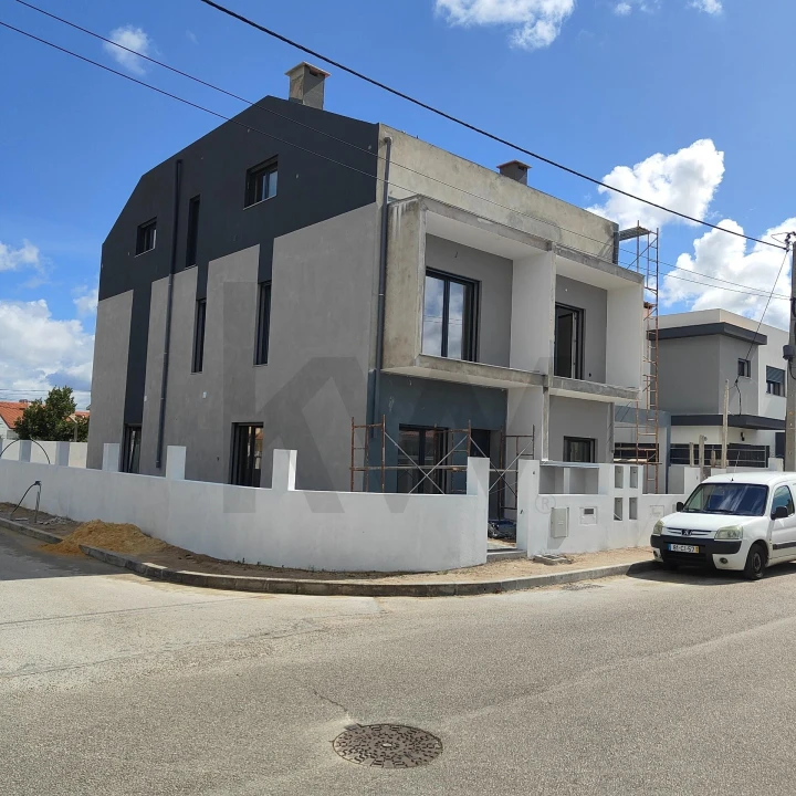 Moradia T4 para Venda em Fernao Ferro Foto 1