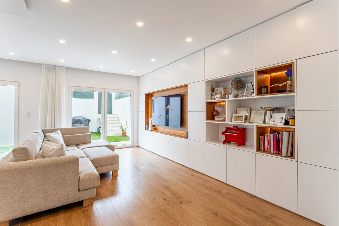 Moradia T2 para Venda em Santa Iria de Azoia, São João da Talha e Bobadela Foto 2