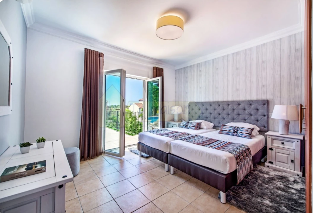 Moradia T4 para Venda em Quelfes Foto 6