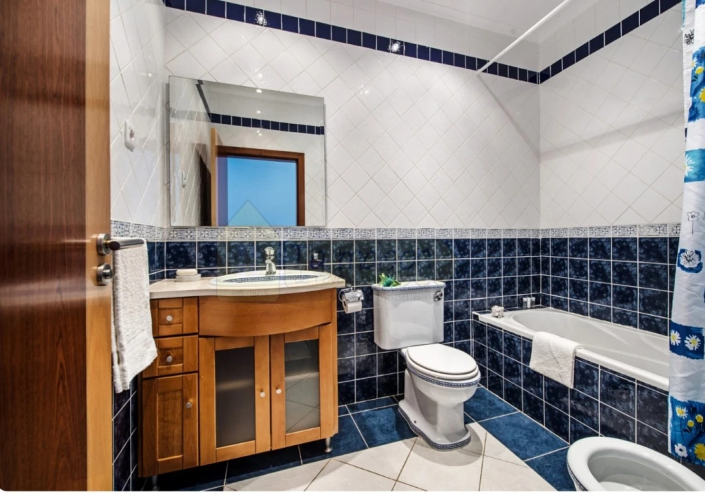 Moradia T4 para Venda em Quelfes Foto 7