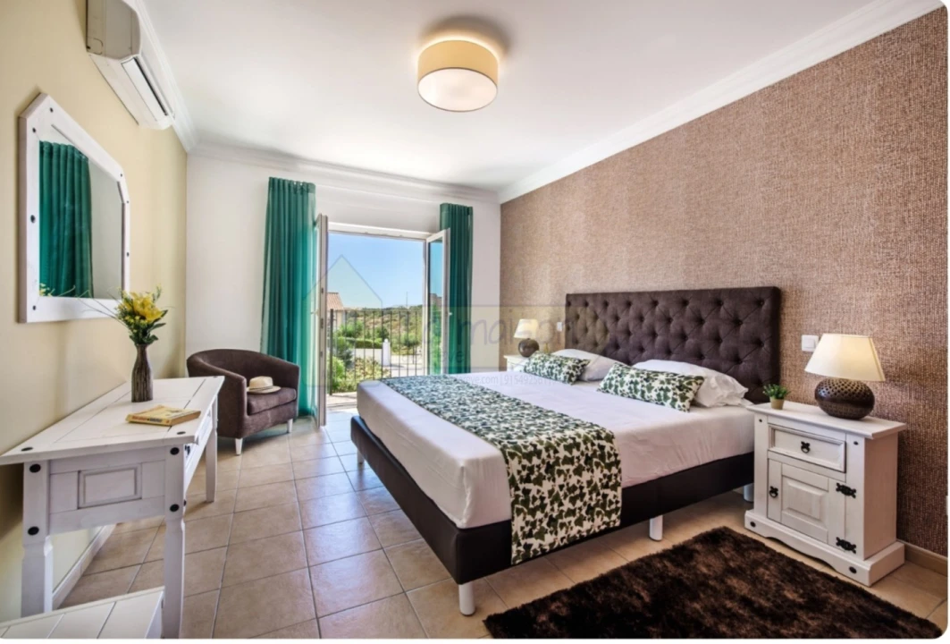 Moradia T4 para Venda em Quelfes Foto 9