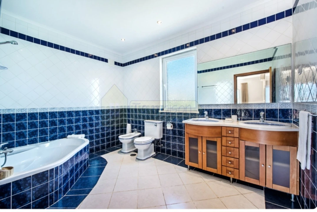 Moradia T4 para Venda em Quelfes Foto 10