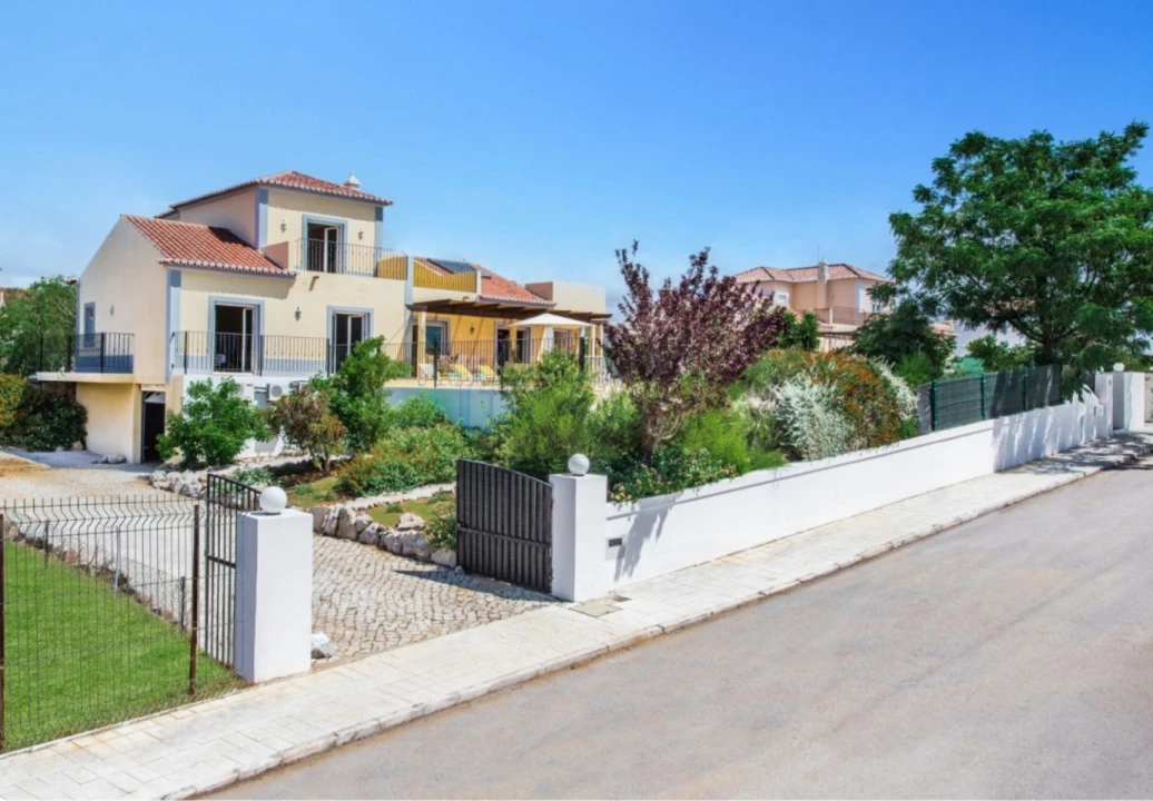 Moradia T4 para Venda em Quelfes Foto 19