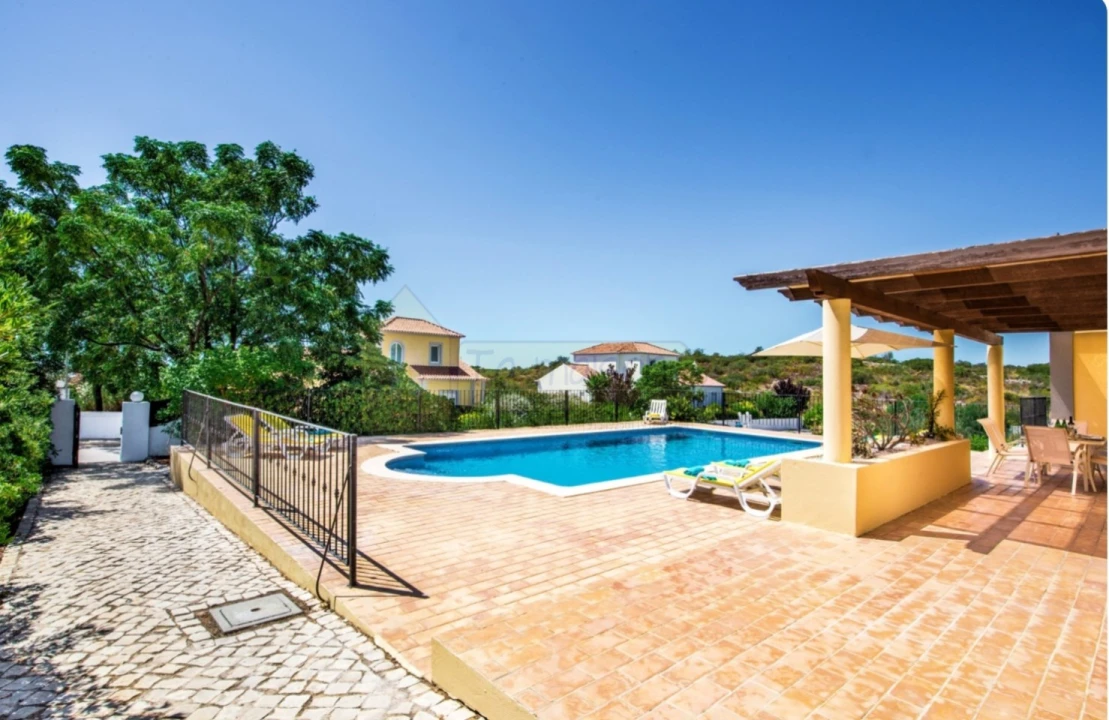 Moradia T4 para Venda em Quelfes Foto 20