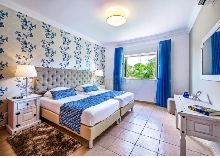 Moradia T4 para Venda em Quelfes Foto 16