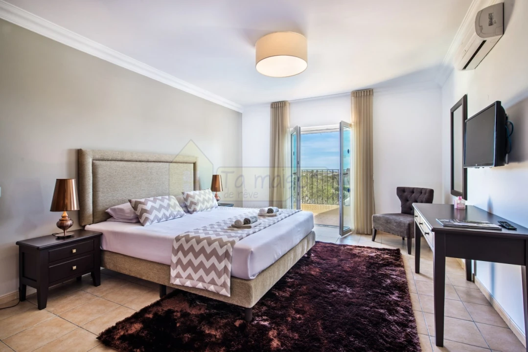 Moradia T4 para Venda em Quelfes Foto 13