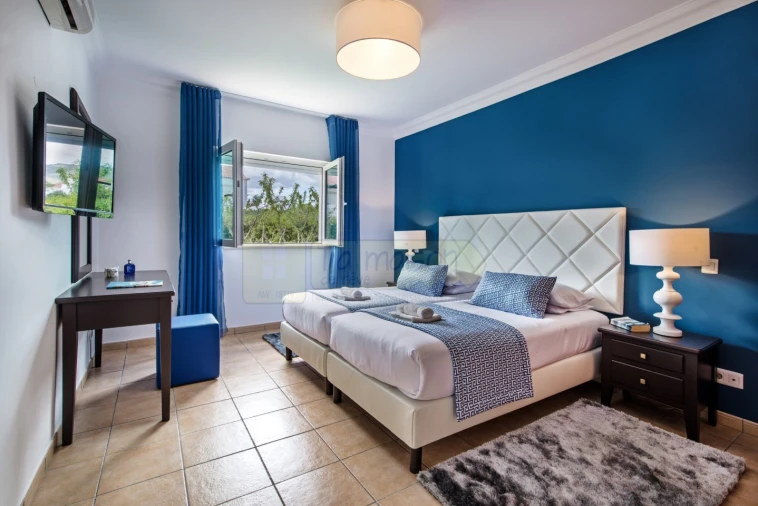 Moradia T4 para Venda em Quelfes Foto 12