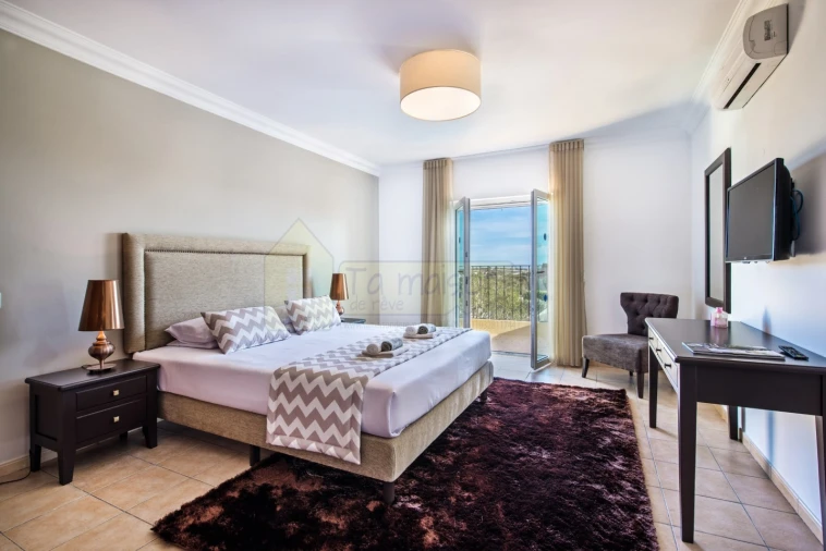 Moradia T4 para Venda em Quelfes Foto 13