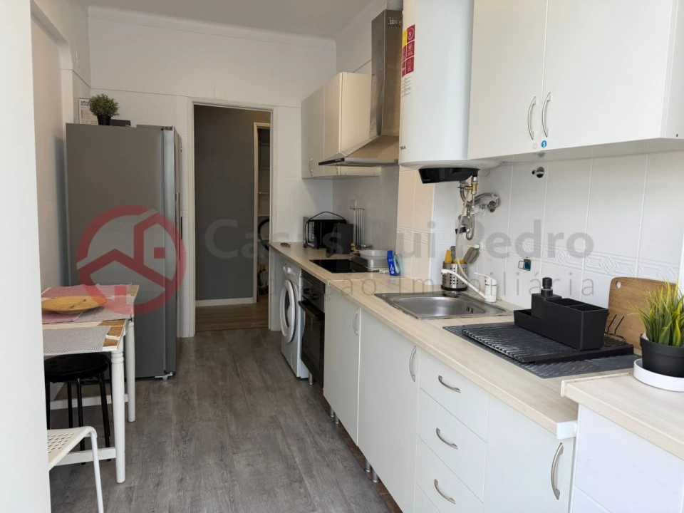 Apartamento T4 para Venda em Laranjeiro e Feijó Foto 1