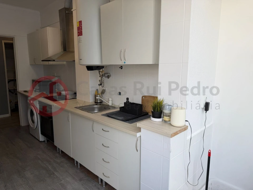Apartamento T4 para Venda em Laranjeiro e Feijó Foto 2