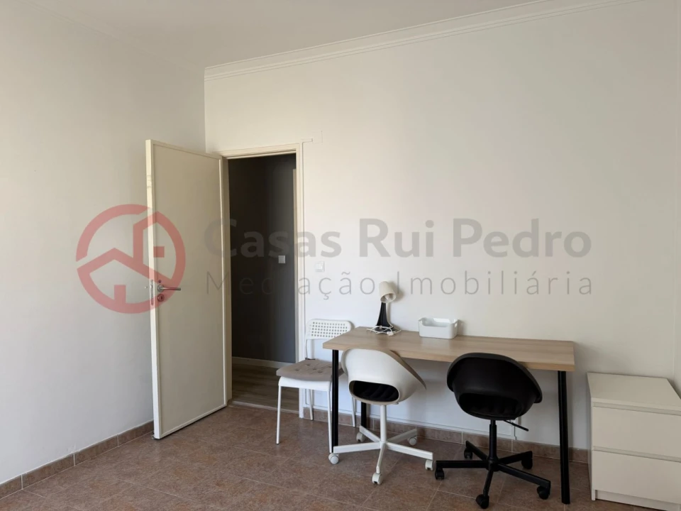 Apartamento T4 para Venda em Laranjeiro e Feijó Foto 17
