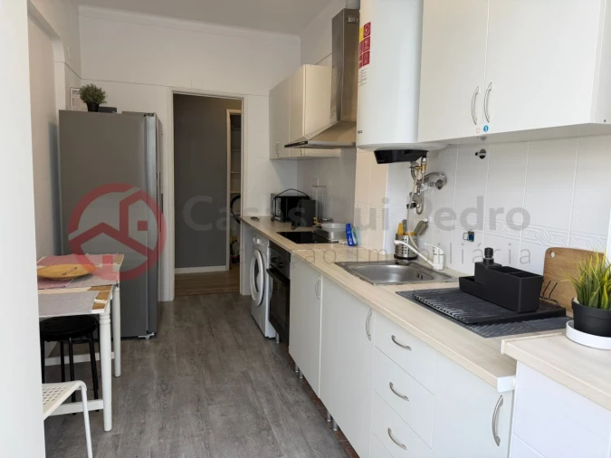 Apartamento T4 para Venda em Laranjeiro e Feijó Foto 1