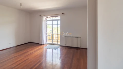 Moradia T4 para Venda em Bensafrim e Barão de São João