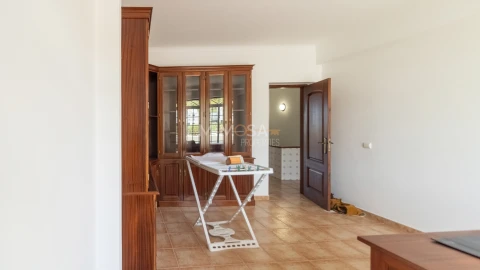 Moradia T4 para Venda em Bensafrim e Barão de São João