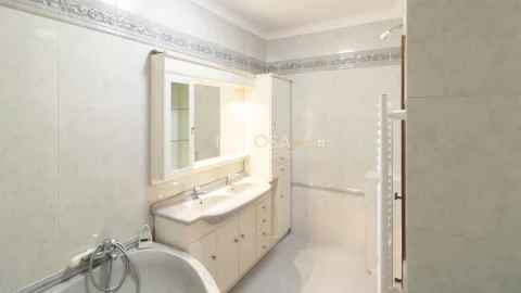 Moradia T4 para Venda em Bensafrim e Barão de São João