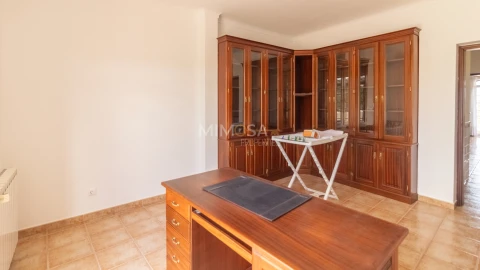 Moradia T4 para Venda em Bensafrim e Barão de São João