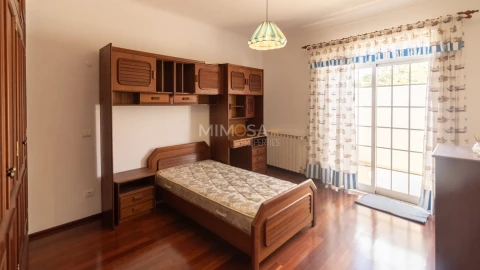 Moradia T4 para Venda em Bensafrim e Barão de São João