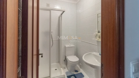 Moradia T4 para Venda em Bensafrim e Barão de São João