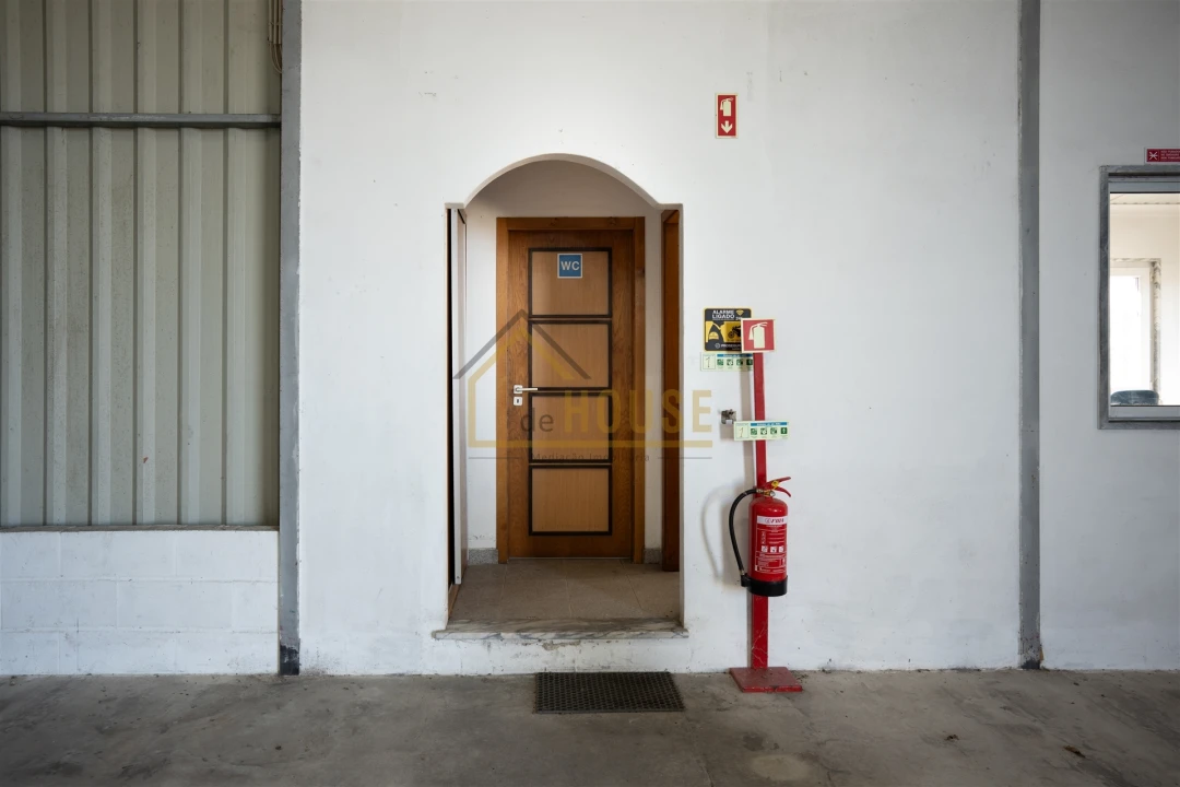 Armazém para Venda em Miragaia e Marteleira Foto 15