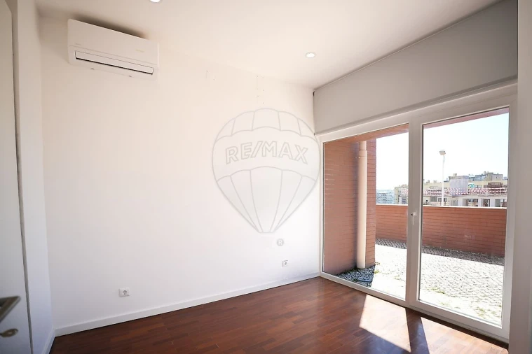 Apartamento T1 para Venda em Ajuda Foto 6