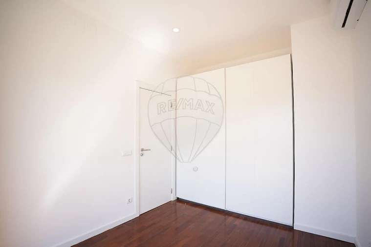 Apartamento T1 para Venda em Ajuda Foto 5