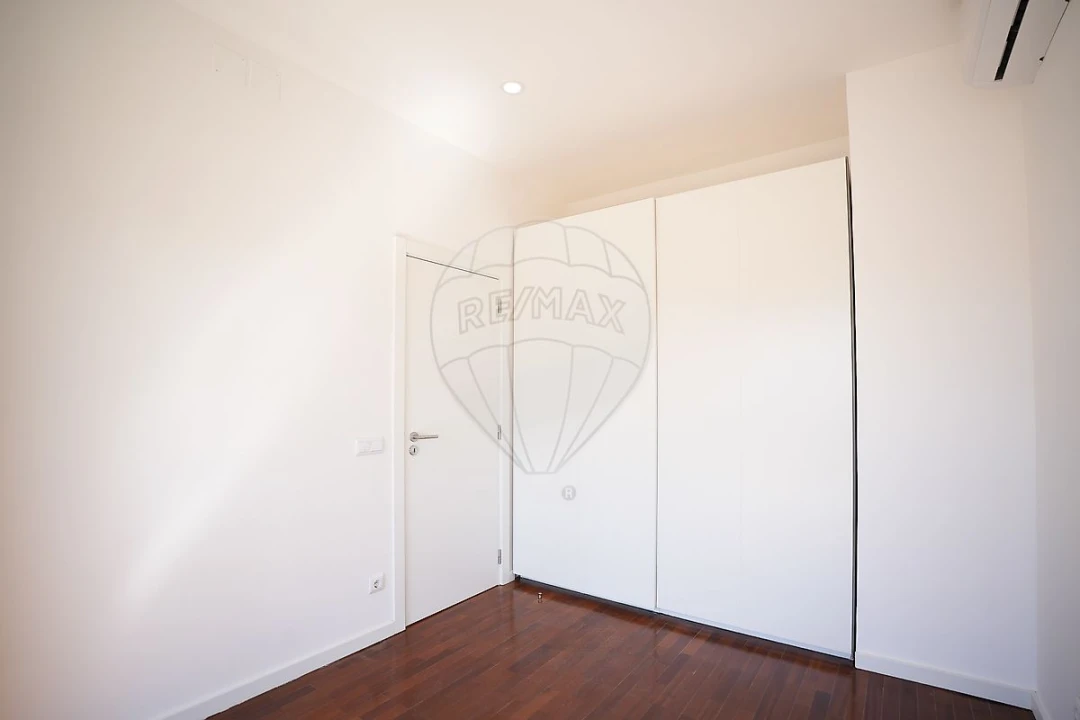 Apartamento T1 para Venda em Ajuda Foto 5